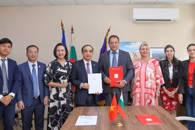 Giáo sư-Tiến sĩ Nguyễn Hữu Tú, Hiệu trưởng Trường đại học Y Hà Nội và Giáo sư Boycho Landjov, Hiệu trưởng Đại học Y Sofia đã ký kết Biên bản ghi nhớ hợp tác (MoU). (Ảnh: Đại sứ quán Việt Nam tại Bulgaria cung cấp)