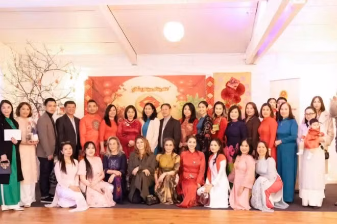 Đại biểu tham dự chương trình Xuân Quê hương chụp ảnh kỷ niệm.