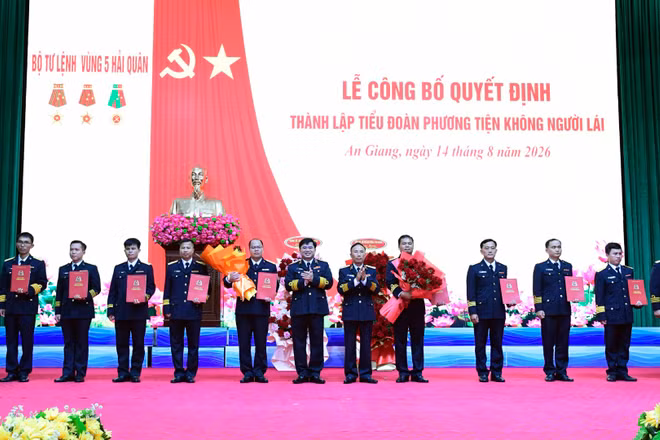 Lãnh đạo Bộ Tư lệnh Vùng 5 Hải quân trao Quyết định nhân sự cán bộ và Quyết định tổ chức đảng cho Tiểu đoàn Phương tiện không người lái. (Ảnh: VĂN ĐỊNH)