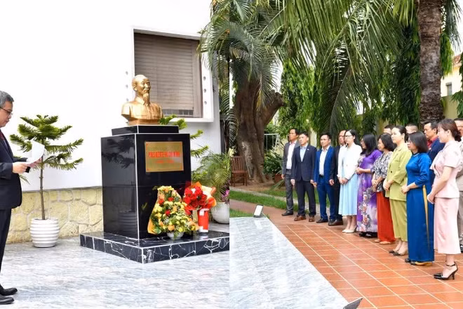 Đại sứ Dương Chính Chức và các đại biểu dâng hoa trước tôn tượng Chủ tịch Hồ Chí Minh. (Ảnh do Đại sứ quán Việt Nam tại Angola cung cấp)