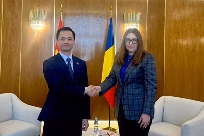 Đại sứ Lê Vĩnh Thắng chào xã giao Quốc vụ khanh Bộ Ngoại giao Romania Ana Tinca. (Ảnh do Đại sứ quán Việt Nam tại Romania cung cấp)