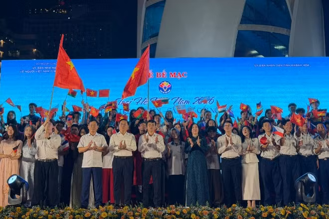 Các đại biểu tham dự Lễ bế mạc Trại hè Việt Nam 2026 chụp ảnh kỷ niệm. (Ảnh: Ủy ban Nhà nước về người Việt Nam ở nước ngoài cung cấp)