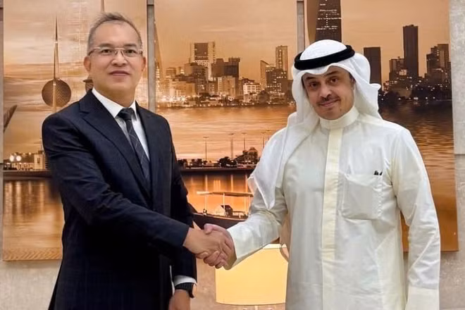Đại sứ Nguyễn Đức Thắng và ông Nawaf Abdullatif Sulaiman Al-Ahmad, Trợ lý Bộ trưởng Ngoại giao Kuwait phụ trách châu Á. (Ảnh do Đại sứ quán Việt Nam tại Kuwait cung cấp)