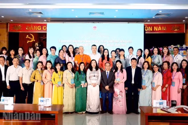 Các đại biểu, giảng viên và 50 học viên kiều bào tham gia Khóa tập huấn chụp ảnh kỷ niệm. (Ảnh: KHÁNH LAN)