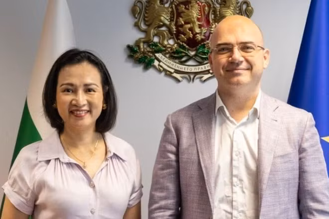 Đại sứ Nguyễn Thị Minh Nguyệt và Bộ trưởng Du lịch Bulgaria Ilin Dimitrov. (Ảnh: Đại sứ quán Việt Nam tại Bulgaria cung cấp)