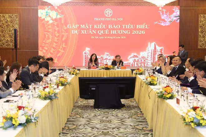 Toàn cảnh buổi gặp mặt đoàn kiều bào tiêu biểu về dự chương trình Xuân Quê hương 2026.