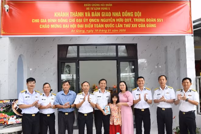 Chuẩn Đô đốc Ngô Văn Thành và đại diện lãnh đạo đơn vị bàn giao nhà đồng đội cho gia đình Đại úy quân nhân chuyên nghiệp Phạm Hữu Quý. (Ảnh: Vùng 5 Hải quân cung cấp)