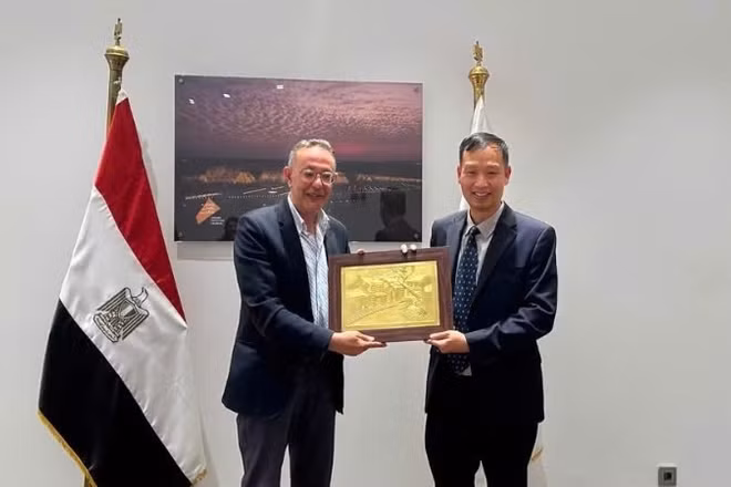 Đại sứ Nguyễn Nam Dương trao quà kỷ niệm tặng Giáo sư, Tiến sĩ Ahmed Ghoneim, Giám đốc Đại Bảo tàng quốc gia Ai Cập. (Ảnh: Đại sứ quán Việt Nam tại Ai Cập cung cấp)