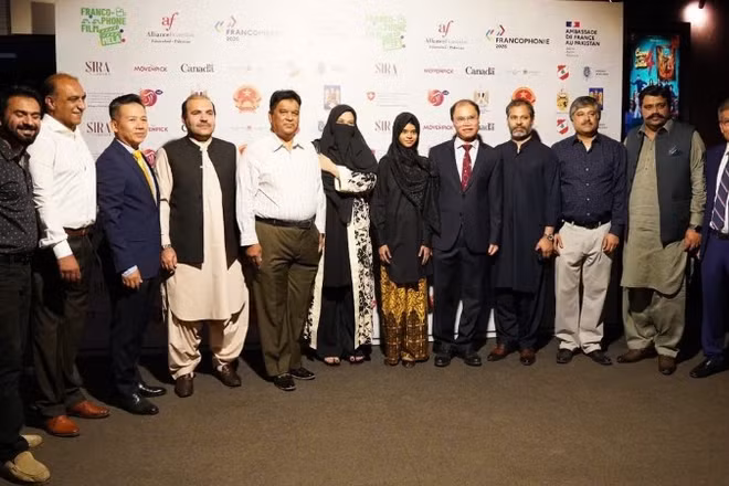 Đại sứ Phạm Anh Tuấn chụp ảnh kỷ niệm với các đại biểu khách mời Pakistan và bạn bè quốc tế đến tham dự Tuần lễ phim.