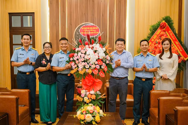 Đoàn công tác Quân chủng Phòng không-Không quân chụp ảnh lưu niệm cùng Phó Chánh Văn phòng Phan Bằng Sơn và cán bộ phóng viên Báo Nhân Dân. (Ảnh: BẢO LONG)