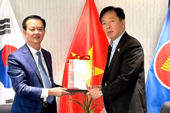 Đại sứ Vũ Hồ (bên phải) và Phó Chủ tịch Thường trực Ủy ban nhân dân tỉnh Hà Tĩnh Trần Báu Hà.