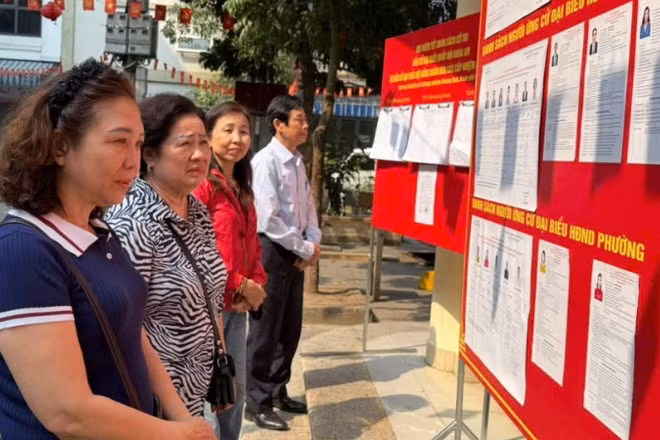 Các cử tri khu vực bỏ phiếu số 10 phường Khương Đình. 