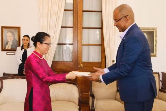 Đại sứ Trần Thị Thu Thìn trình Thư Ủy nhiệm của Tổng Bí thư, Chủ tịch nước Tô Lâm lên Tổng thống Cộng hòa Seychelles Patrick Herminie.