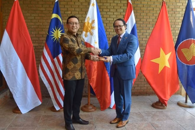 Đại sứ Nguyễn Việt Cường chuyển giao cương vị Chủ tịch luân phiên Ủy ban ASEAN tại Santiago, Chile cho Đại sứ Indonesia. (Ảnh do Đại sứ quán Việt Nam tại Chile cung cấp)