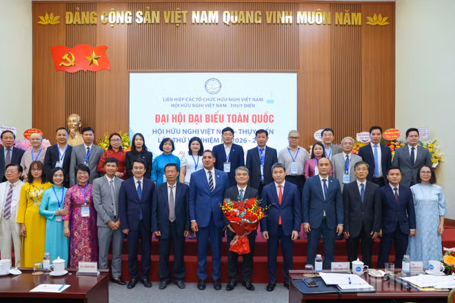 Ban Chấp hành Hội Hữu nghị Việt Nam-Thụy Điển khóa VI nhiệm kỳ 2026-2031 ra mắt Đại hội. (Ảnh: KHÁNH LAN)