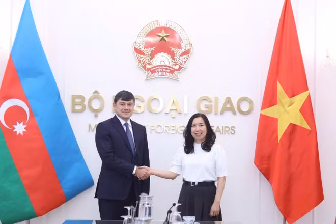 Thứ trưởng Ngoại giao Lê Thị Thu Hằng và Chủ tịch Ủy ban Nhà nước về người Azerbaijan Fuad Muradov. (Ảnh: Nguồn Ủy ban Nhà nước về người Việt Nam ở nước ngoài)