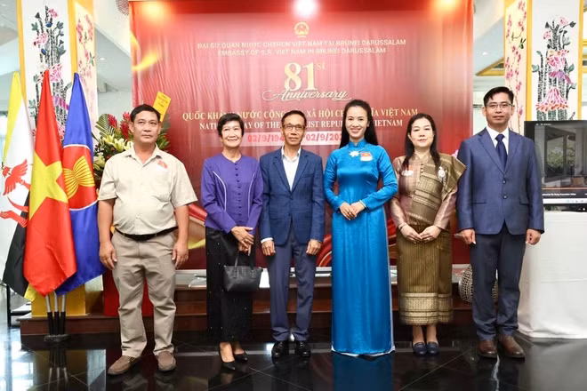 Đại sứ Đỗ Thùy Dương chụp ảnh kỷ niệm với đại biểu đến từ Đại sứ quán các nước ASEAN tại Brunei. (Ảnh: Đại sứ quán Việt Nam tại Brunei cung cấp)