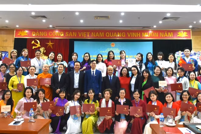 Ban tổ chức trao Giấy chứng nhận tốt nghiệp khóa tập huấn cho các học viên. (Ảnh: Ủy ban Nhà nước về người Việt Nam ở nước ngoài cung cấp)