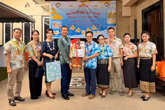 Đại sứ Việt Nam tại Malaysia Đinh Ngọc Linh và cán bộ Đại sứ quán chúc Tết và tham gia chung vui các hoạt động đón Tết cùng Đại sứ quán Lào tại Malaysia.