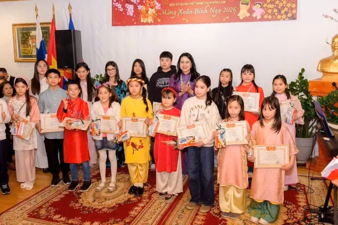 Đại sứ Phạm Thị Thanh Bình đã trao giấy khen cho các em học sinh có thành tích tốt trong học tập tiếng Việt năm học 2025. (Ảnh do Đại sứ quán Việt Nam tại Phần Lan cung cấp)