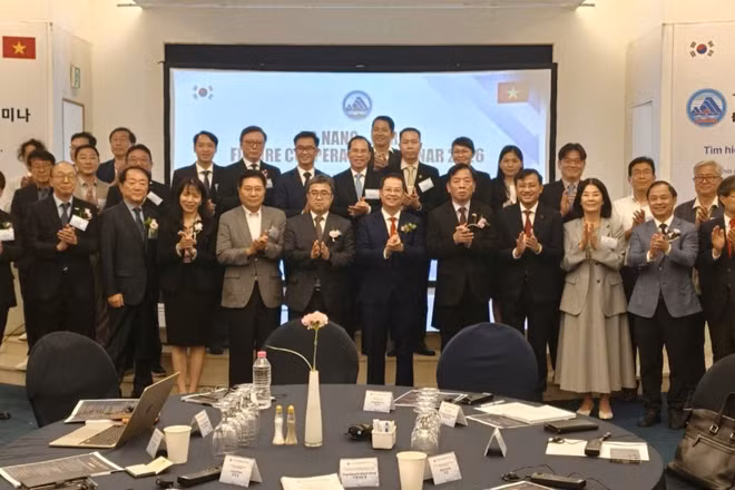 Các đại biểu tham dự sự kiện chụp ảnh kỷ niệm. (Ảnh: Đại sứ quán Việt Nam tại Hàn Quốc cung cấp)
