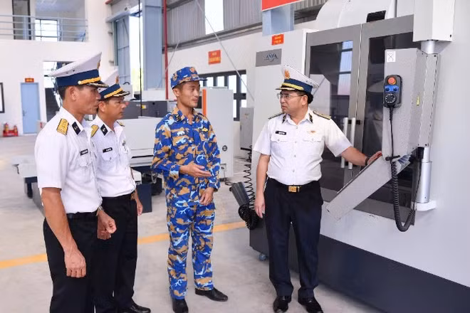 Chuẩn Đô đốc Trịnh Xuân Tùng kiểm tra công tác bảo đảm kỹ thuật tại trạm sửa chữa thuộc Lữ đoàn 175. (Ảnh do Vùng 5 Hải quân cung cấp)