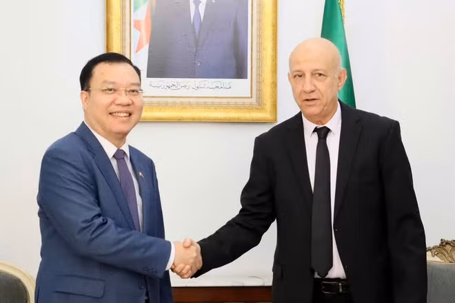 Đại sứ Vũ Duy Long chào xã giao Tổng Bí thư Đảng Mặt trận Giải phóng Dân tộc Algeria (FLN) Abdelkrim Benmbarek. (Ảnh: Đại sứ quán Việt Nam tại Algeria cung cấp)