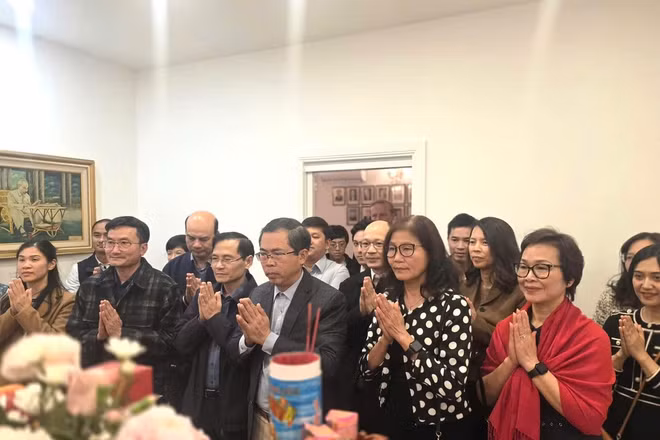 Đại sứ Phạm Hùng Tâm cùng cán bộ Đại sứ quán, đại diện cộng đồng Việt Nam tại thủ đô Canberra dâng hương tưởng nhớ Chủ tịch Hồ Chí Minh. (Ảnh do Đại sứ quán Việt Nam tại Australia cung cấp)