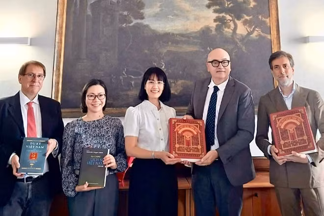 Đại sứ Nguyễn Phương Anh trao tặng một số đầu sách cho Khoa tiếng Việt của Trường đại học Phương Đông Napoli. (Ảnh: Đại sứ quán Việt Nam tại Italia cung cấp)