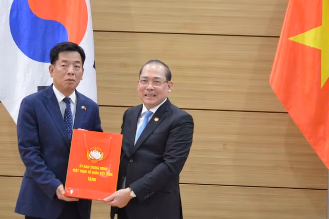 Phó Chủ tịch Ủy ban Trung ương Mặt trận Tổ quốc Việt Nam Hoàng Công Thủy trao quà kỷ niệm tặng Đại sứ Vũ Hồ.
