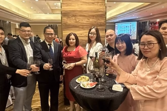 Anh Nguyễn Phạm Hoàng Nguyên (ngoài cùng bên trái) tại sự kiện đón Năm mới do Đại sứ quán Việt Nam tại Philippines tổ chức.