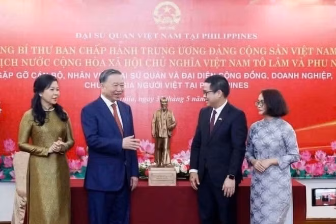 Tổng Bí thư, Chủ tịch nước Tô Lâm và Phu nhân trao đổi cùng Đại sứ Việt Nam tại Philippines Lại Thái Bình và Phu nhân tại buổi gặp gỡ cán bộ, nhân viên Đại sứ quán và đại diện cộng đồng doanh nghiệp và người Việt Nam tại Philippines. (Ảnh: Đại sứ quán Việt Nam tại Philippines cung cấp)