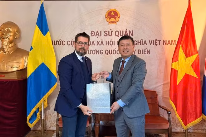Đại sứ Trần Văn Tuấn tiếp Đại sứ Cuba Raúl Delgado Concepción nhân dịp ông mới sang nhận nhiệm vụ công tác tại Thụy Điển. (Ảnh do Đại sứ quán Việt Nam tại Thụy Điển cung cấp)
