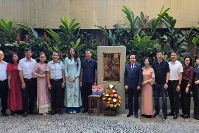 Cán bộ Đại sứ quán và Đoàn công tác của Đài Truyền hình Việt Nam dâng hoa và chụp ảnh kỷ niệm tại Biển kỷ niệm tôn vinh Chủ tịch Hồ Chí Minh, phố Santa Teresa, thành phố Rio de Janeiro. (Ảnh do Đại sứ quán Việt Nam tại Brazil cung cấp)