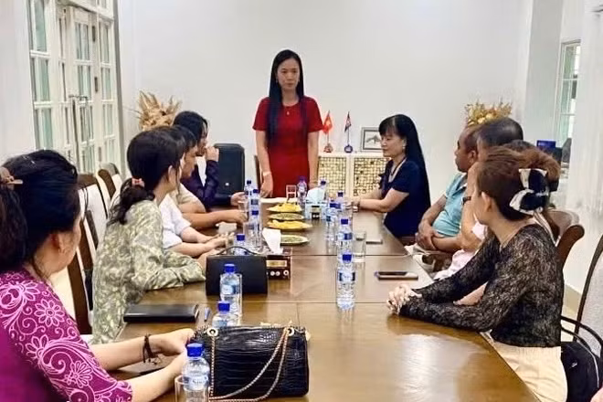 Đại sứ Đỗ Thùy Dương gặp mặt Ban Liên lạc Cộng đồng Việt Nam tại Brunei cùng một số đại diện bà con kiều bào nhằm thông tin, chia sẻ những nội dung quan trọng của Nghị quyết số 23-NQ/TW. (Ảnh: Đại sứ quán Việt Nam tại Brunei cung cấp)
