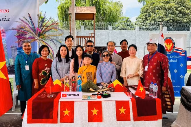 Cán bộ Đại sứ quán Việt Nam chụp ảnh kỷ niệm tại khu trưng bày, giới thiệu của Đại sứ quán tại sự kiện “ASEAN Village”. (Ảnh do Đại sứ quán Việt Nam tại Pakistan cung cấp)