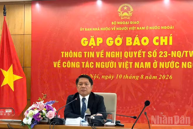 Phó Chủ nhiệm Ủy ban Nhà nước về người Việt Nam ở nước ngoài Ngô Trịnh Hà chủ trì buổi gặp mặt báo chí. 