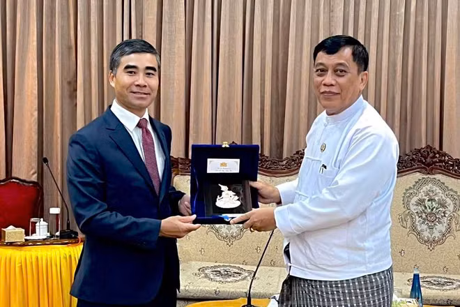 Đại sứ Nguyễn Anh Đức và Thủ hiến vùng Yangon Aung Naing Thu. (Ảnh: Đại sứ quán Việt Nam tại Myanmar cung cấp)