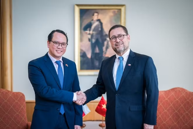 Đại sứ Nguyễn Việt Cường và Bộ trưởng Ngoại giao Chile Francisco Pérez Mackenna. (Ảnh: Đại sứ quán Việt Nam tại Chile cung cấp)