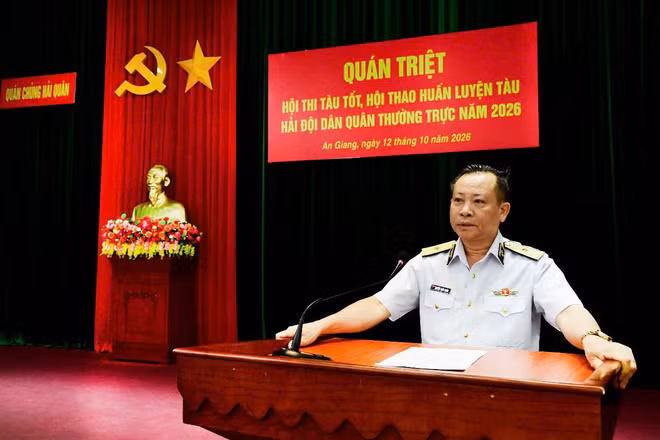 Chuẩn Đô đốc Nguyễn Thiên Quân, Phó Tham mưu trưởng Hải quân, Phó Trưởng ban Thường trực hội thi, phát biểu chỉ đạo. (Ảnh: Vùng 5 Hải quân cung cấp)