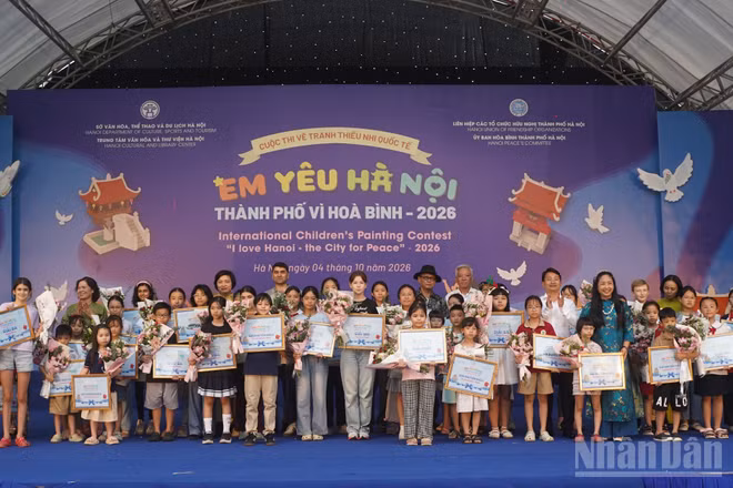 Đại diện Ban tổ chức, Ban Giám khảo chụp ảnh kỷ niệm cùng các thí sinh tham gia cuộc thi. (Ảnh: Khánh Lan)