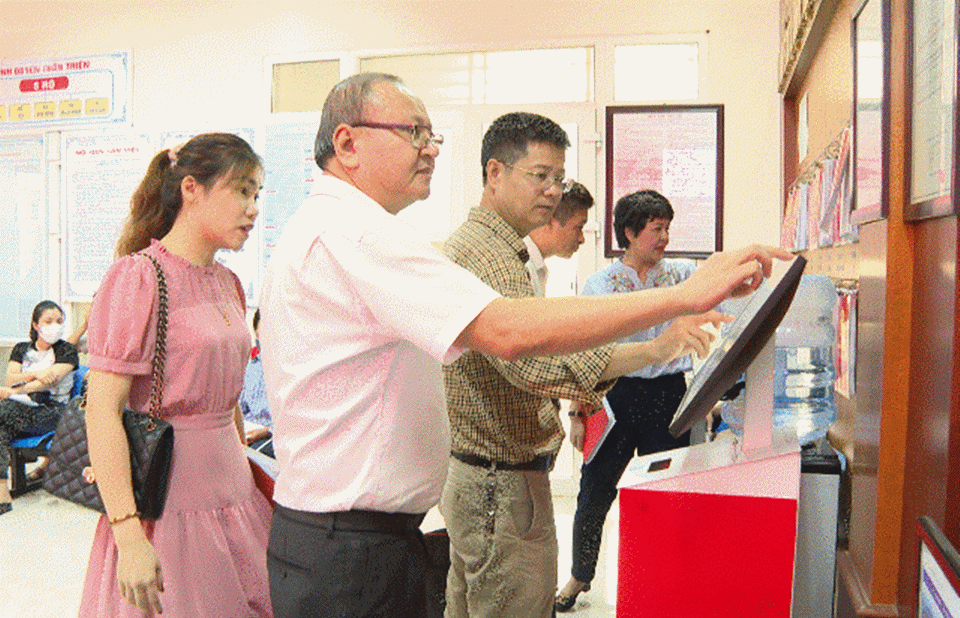 Kiểm tra công tác cải cách hành chính tại huyện Phú Xuyên. Ảnh: Minh Thu.