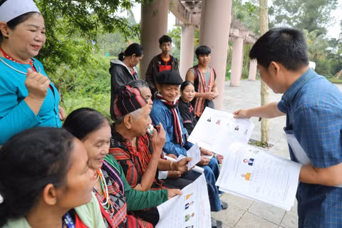 Hướng dẫn đồng bào các dân tộc về quy trình bầu cử đại biểu Quốc hội khóa XVI và đại biểu Hội đồng Nhân dân các cấp nhiệm kỳ 2026 - 2031. Ảnh: KHIẾU MINH