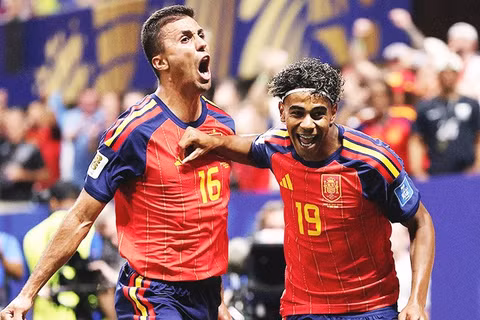 Sau World Cup, Rodri lại tiếp tục chơi bóng cùng Lamine Yamal tại CLB Barca.