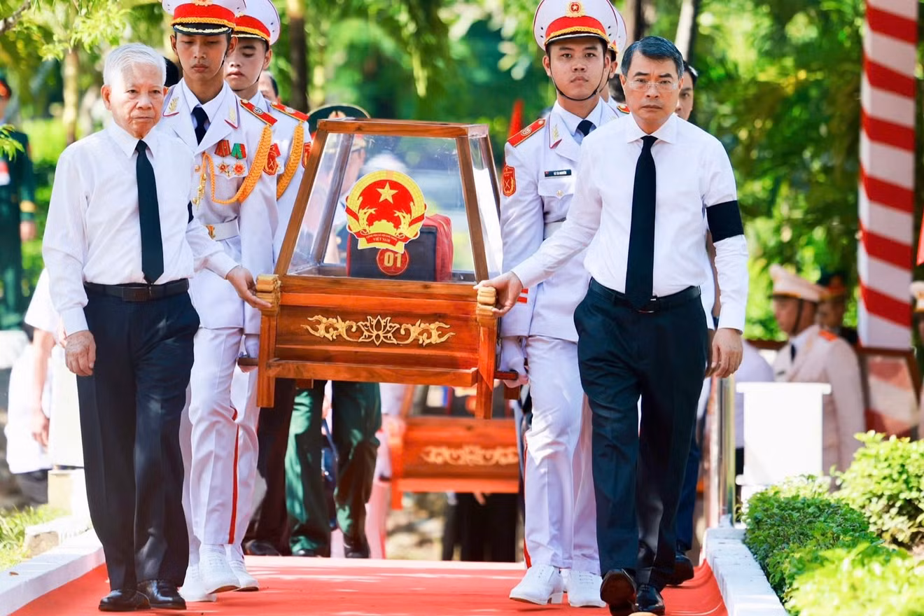 Thủ tướng Lê Minh Hưng và nguyên Chủ tịch nước Nguyễn Minh Triết đưa hài cốt liệt sĩ an táng tại Nghĩa trang liệt sĩ tại Thành phố Hồ Chí Minh. 