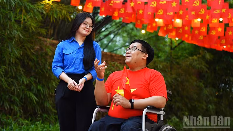 Hành động sống đẹp đơn giản xuất phát từ những việc tốt tưởng chừng rất nhỏ bé như giúp đỡ người khuyết tật. (Ảnh: LINH PHAN)