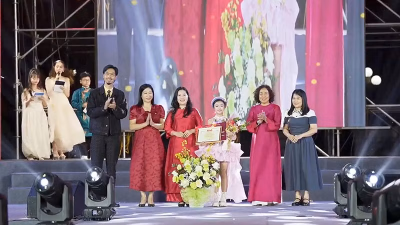 Đại diện Ban tổ chức và rapper Đen trao phần thưởng tặng thí sinh Lê Ngọc Minh Giang.