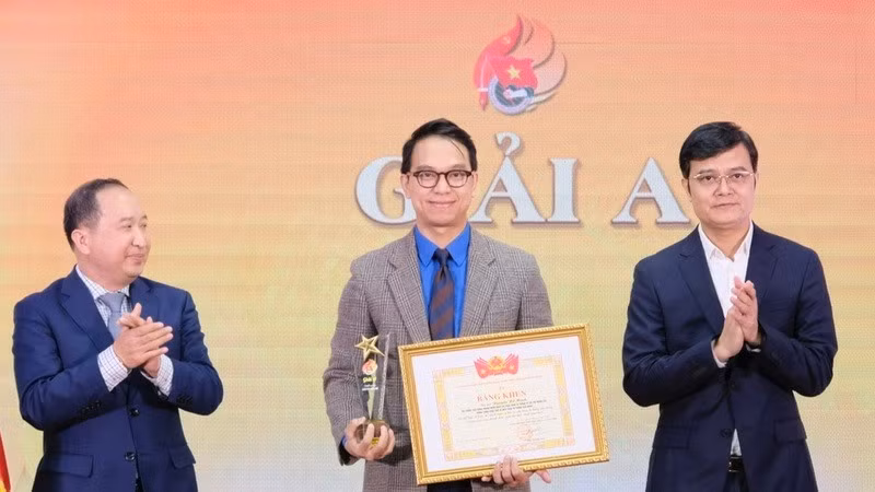 Phó Chủ tịch Ủy ban Trung ương Mặt trận Tổ quốc Việt Nam, Bí thư Thứ nhất Trung ương Đoàn Bùi Quang Huy (bên phải) trao giải A tặng các tác giả. 