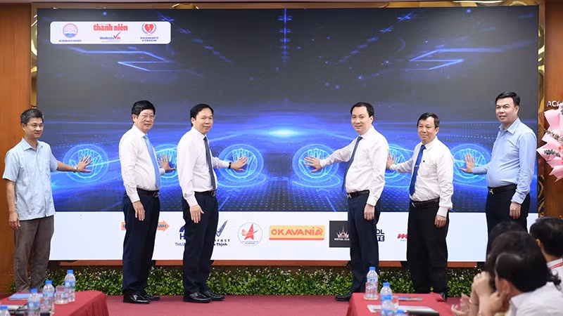 Đại diện Ban tổ chức và các đơn vị liên quan phát động Cuộc thi.
