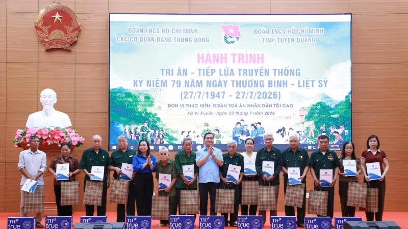 Đại diện đoàn công tác trao quà tặng thương binh, đại diện gia đình liệt sĩ, người có công trong khuôn khổ hành trình. (Ảnh: Đoàn các cơ quan Đảng Trung ương cung cấp)